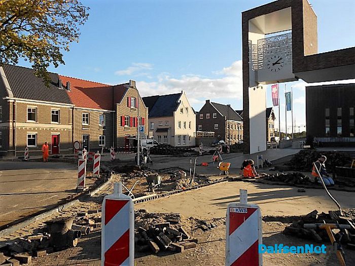 Straatwerk rond het gemeentehuis