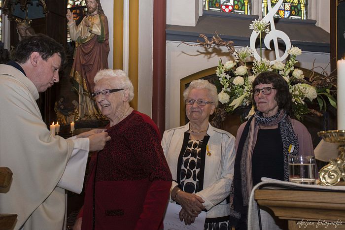 Onderscheiding koorleden Vilsteren - Foto: Eigen geleverde foto