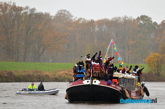 Regen deerde kinderen niet bij intocht Sinterklaas - Foto: Johan Bokma