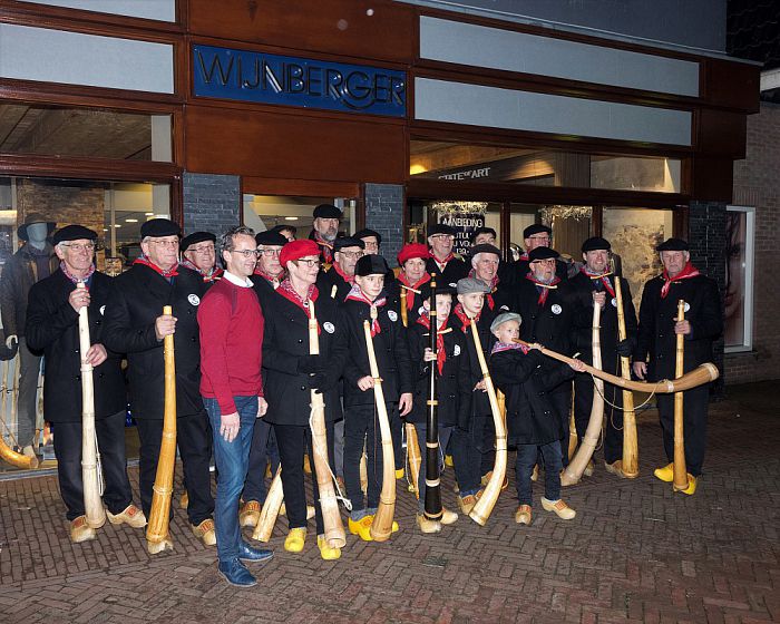 Midwinterhoorngroep goed te pas over hun nieuwe jas - Foto: Geert Bistervels