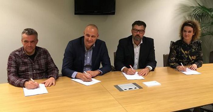 Eerste officiële ondertekening wethouder Schuurman - Foto: Gemeente Dalfsen