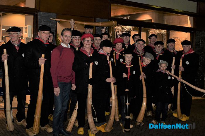 Midwinterhoorngroep goed te pas over hun nieuwe jas - Foto: Johan Bokma