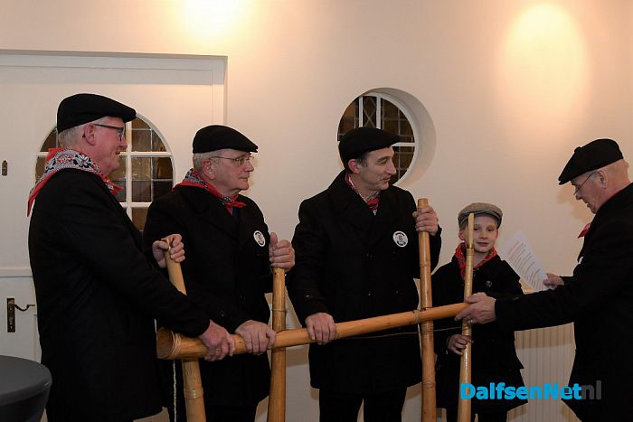 Midwinterhoorngroep goed te pas over hun nieuwe jas - Foto: Johan Bokma
