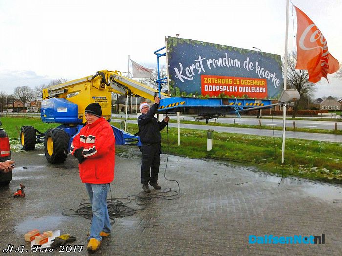 Hele “hoge”kerstboom in Oudleusen. - Foto: H.G. Foto