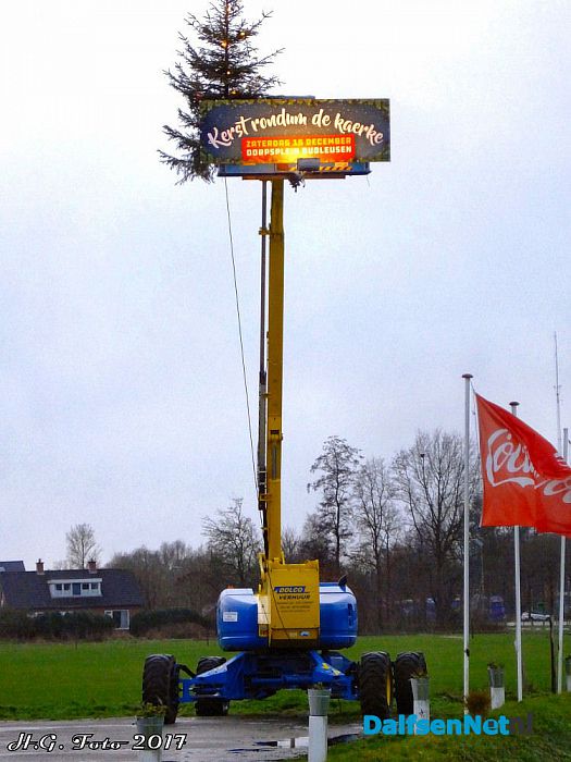 Hele “hoge”kerstboom in Oudleusen. - Foto: H.G. Foto