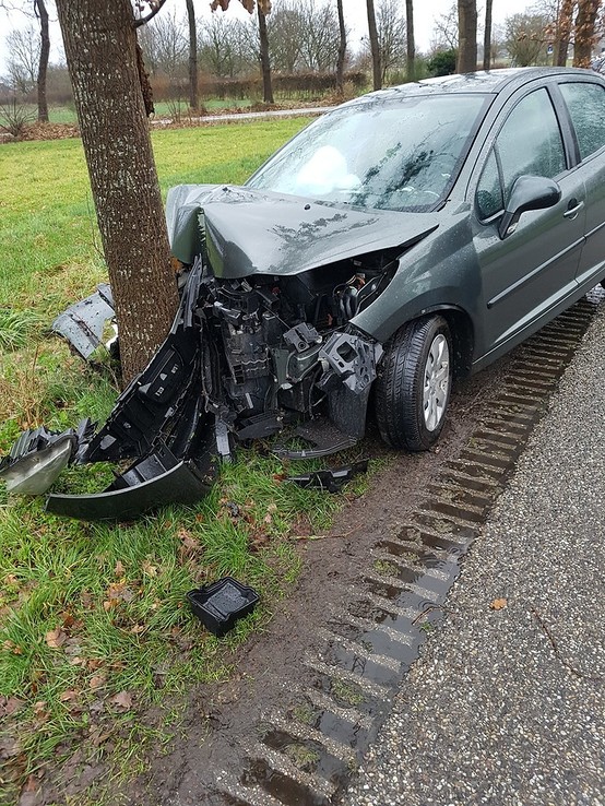 Met auto tegen boom - Foto: Politie Vechtdal