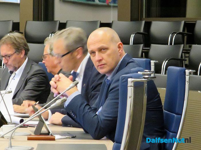 Commissievergadering met gezichten op een andere stoel - Foto: Wim