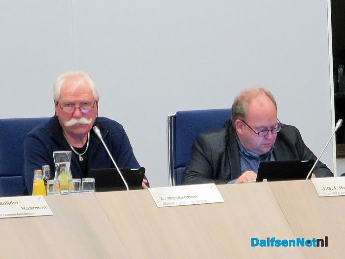 Commissievergadering met gezichten op een andere stoel - Foto: Wim