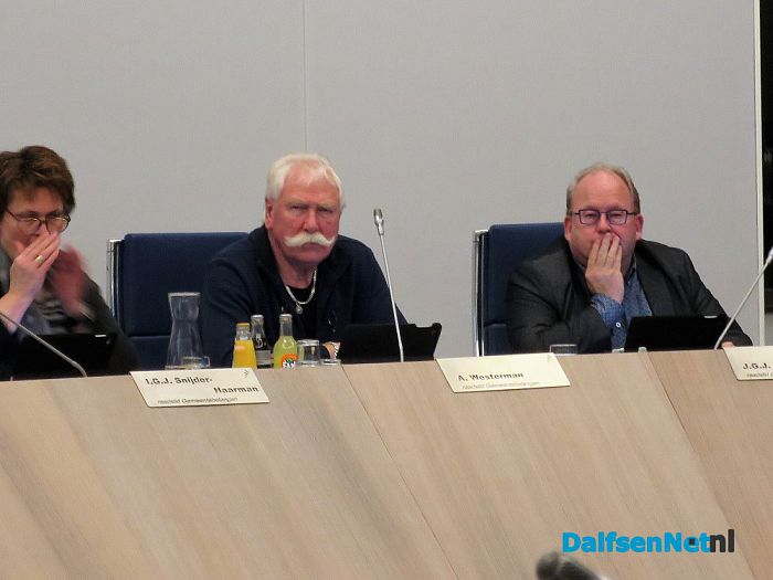 Commissievergadering met gezichten op een andere stoel - Foto: Wim