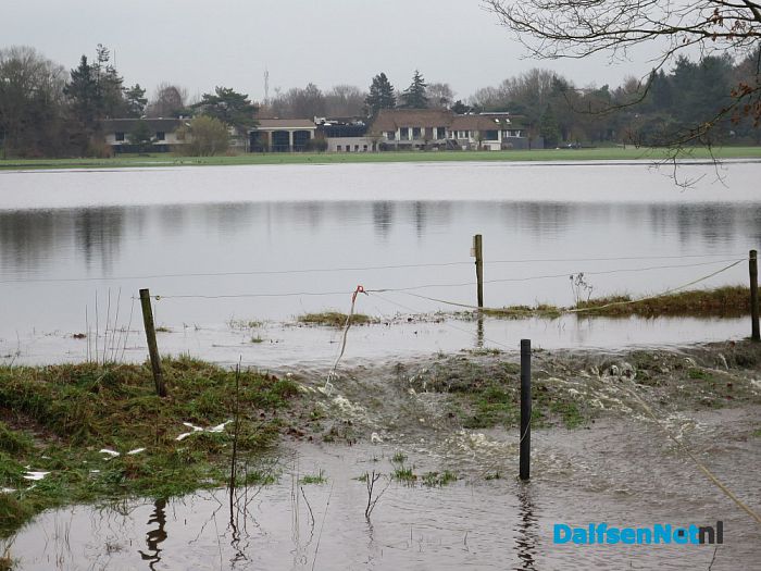 De Vecht volop buiten de oevers - Foto: Wim