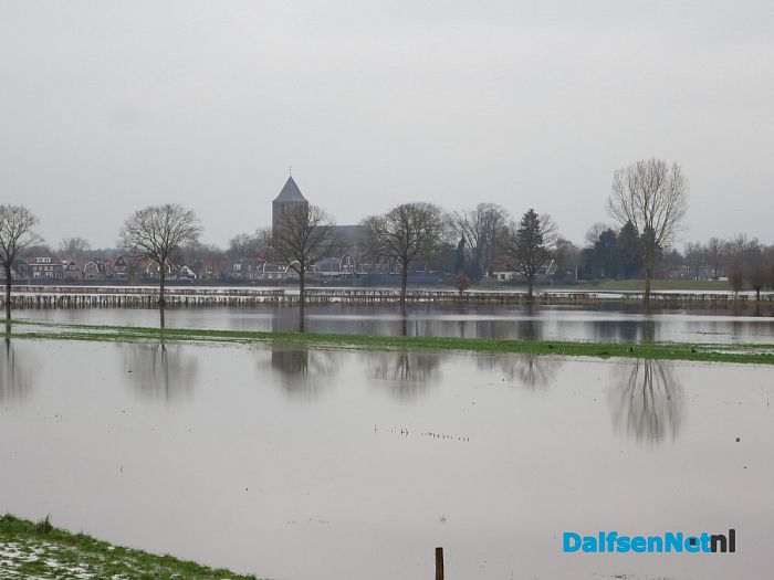 De Vecht volop buiten de oevers - Foto: Wim