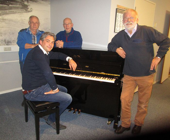 Nieuwe piano voor ouderenkoor Herfstklanken - Foto: Eigen geleverde foto