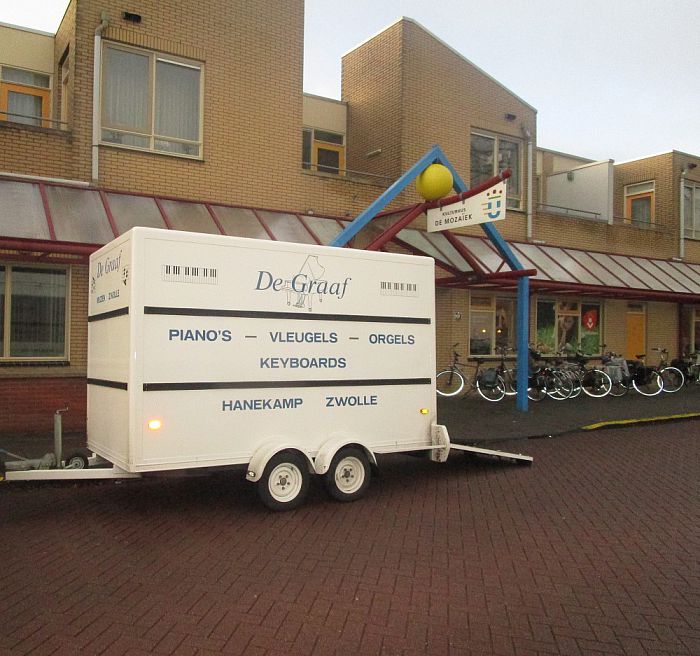 Nieuwe piano voor ouderenkoor Herfstklanken - Foto: Eigen geleverde foto
