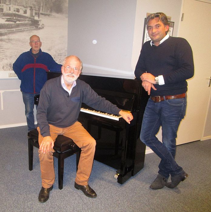 Nieuwe piano voor ouderenkoor Herfstklanken - Foto: Eigen geleverde foto