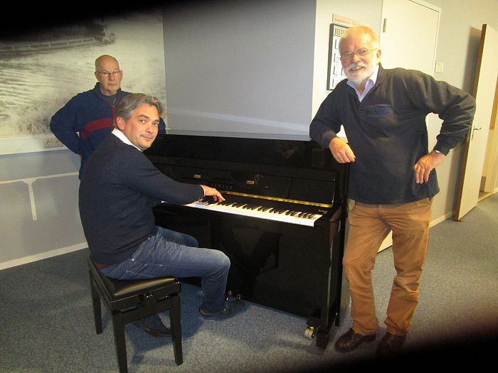 Nieuwe piano voor ouderenkoor Herfstklanken - Foto: Eigen geleverde foto