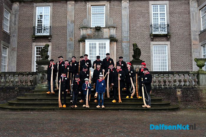 Eerste klanken midwinterhoornbloasers - Foto: Johan Bokma