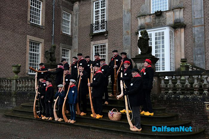 Eerste klanken midwinterhoornbloasers - Foto: Johan Bokma