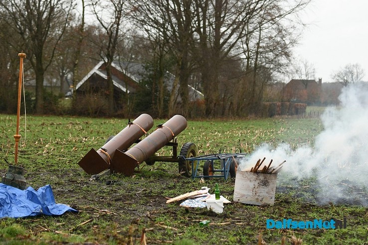 Carbid knallen bij Eef met dubbelloops jachtgeweer XXXXL - Foto: Johan Bokma