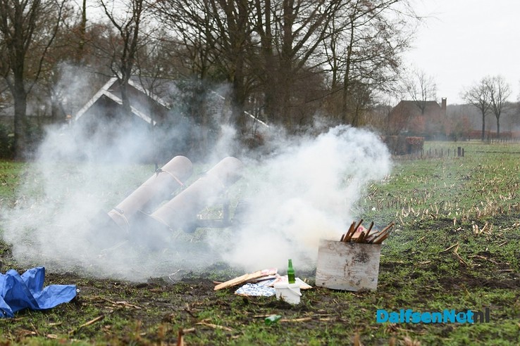 Carbid knallen bij Eef met dubbelloops jachtgeweer XXXXL - Foto: Johan Bokma