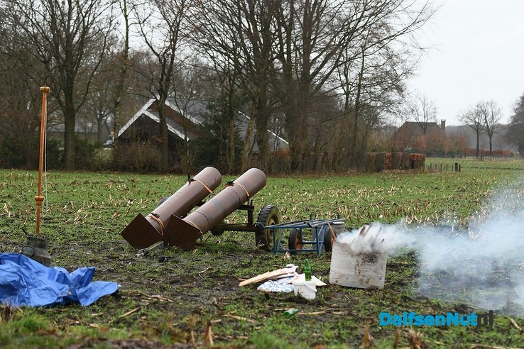 Carbid knallen bij Eef met dubbelloops jachtgeweer XXXXL - Foto: Johan Bokma
