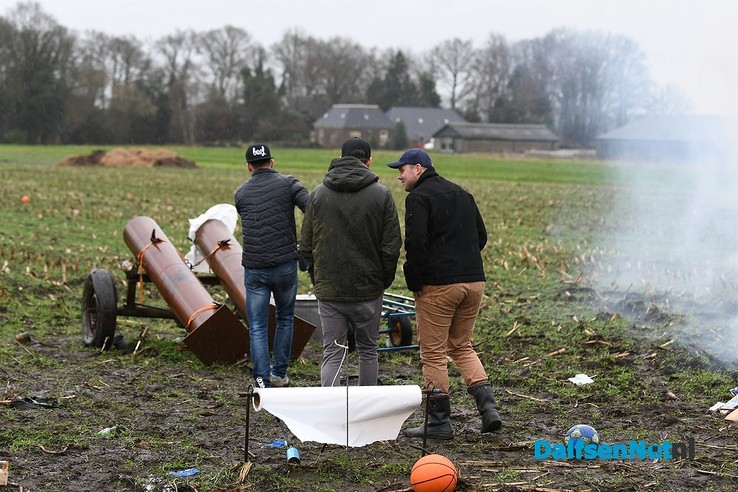 Carbid knallen bij Eef met dubbelloops jachtgeweer XXXXL - Foto: Johan Bokma