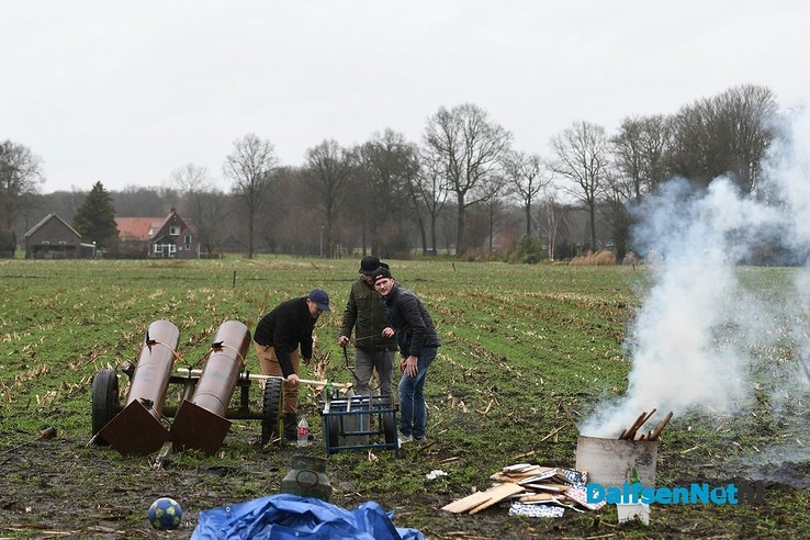 Carbid knallen bij Eef met dubbelloops jachtgeweer XXXXL - Foto: Johan Bokma