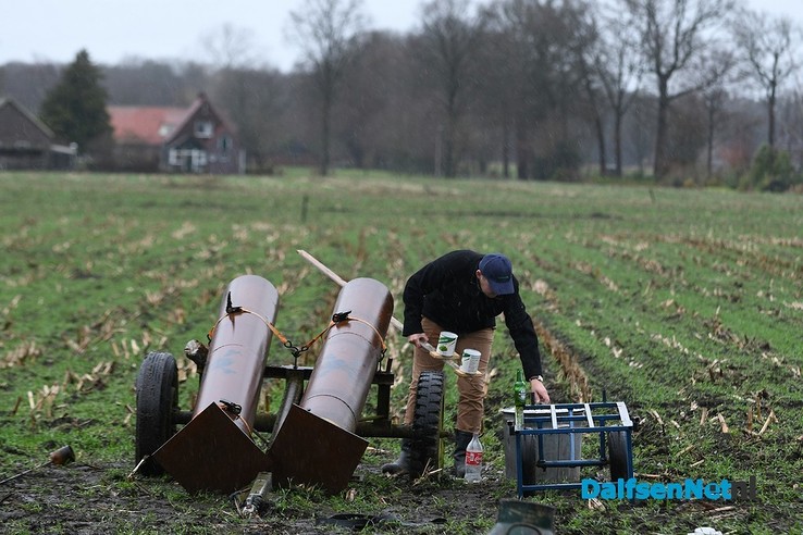 Carbid knallen bij Eef met dubbelloops jachtgeweer XXXXL - Foto: Johan Bokma