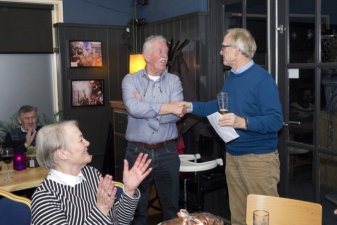 Brood van verdienste voor Theo Feijen…. - Foto: Geert Bistervels