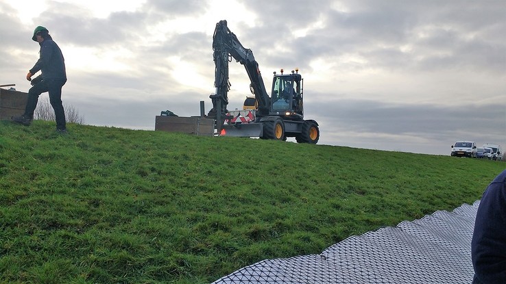 Dijkenpleister ivm komst hoogwater Vecht - Foto: Eigen geleverde foto