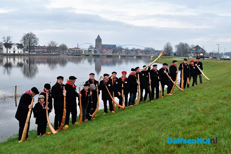 Afbloasen bij hoog water aan de Vecht - Foto: Johan Bokma
