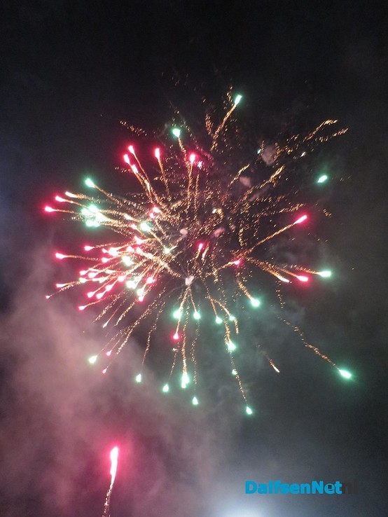 Grandioos dorpsvuurwerk in Hoonhorst - Foto: Wim