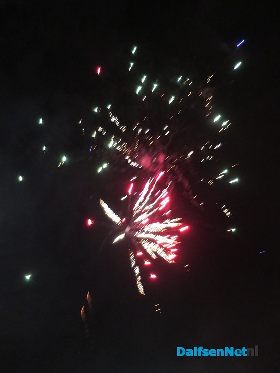 Grandioos dorpsvuurwerk in Hoonhorst - Foto: Wim