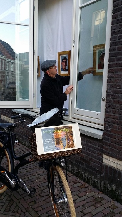 “Nieuwe mannen met hoofddeksel”  in de etalage - Foto: Paul Scholten