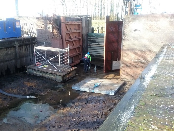 De oude sluisdeuren worden vervangen - Foto: Eigen geleverde foto