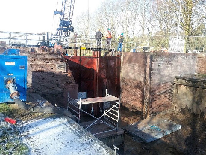 De oude sluisdeuren worden vervangen - Foto: Eigen geleverde foto