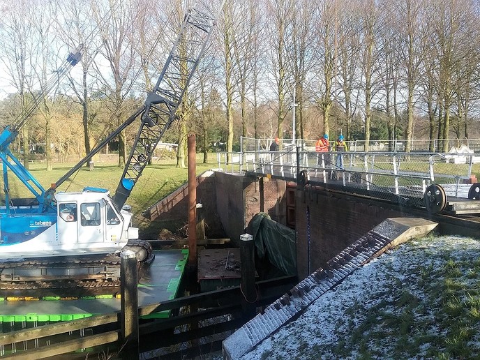 De oude sluisdeuren worden vervangen - Foto: Eigen geleverde foto