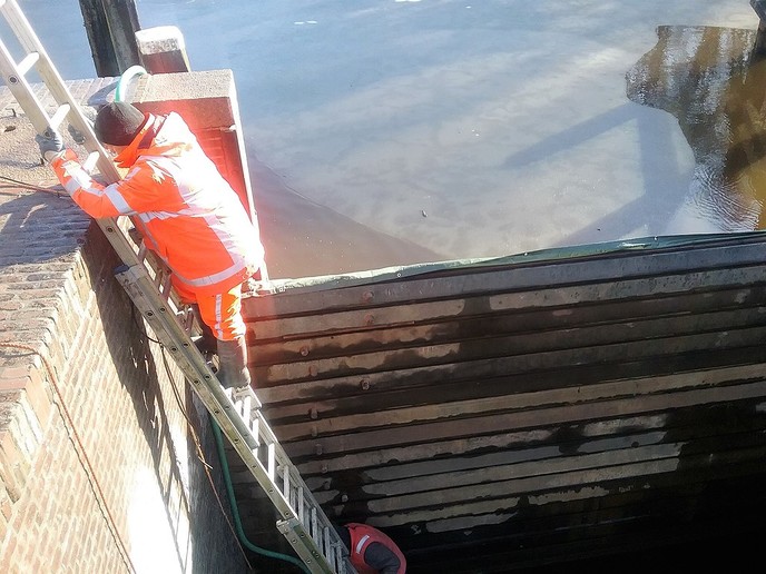 De oude sluisdeuren worden vervangen - Foto: Eigen geleverde foto