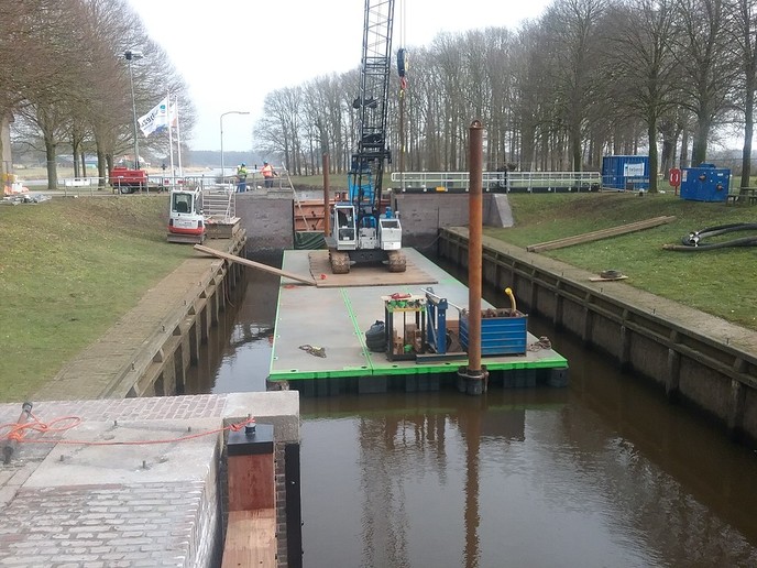 Nieuwe sluisdeuren zijn geplaatst - Foto: Eigen geleverde foto