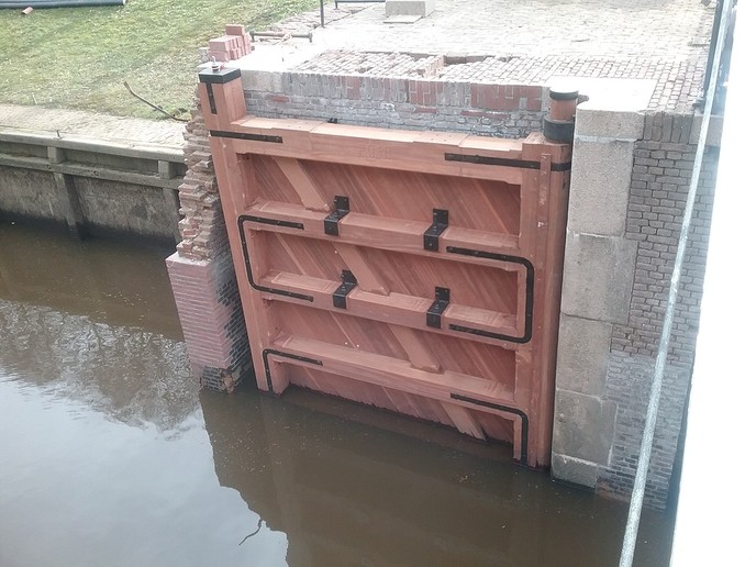 Nieuwe sluisdeuren zijn geplaatst - Foto: Eigen geleverde foto