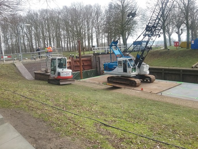 Nieuwe sluisdeuren zijn geplaatst - Foto: Eigen geleverde foto