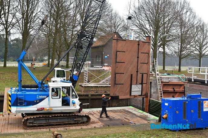 Nieuwe sluisdeuren Vilsteren geplaatst - Foto: Johan Bokma