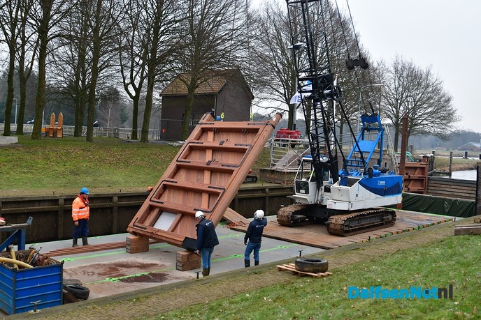 Nieuwe sluisdeuren Vilsteren geplaatst - Foto: Johan Bokma