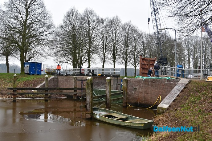 Nieuwe sluisdeuren Vilsteren geplaatst - Foto: Johan Bokma