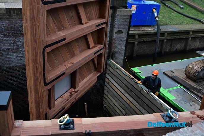 Nieuwe sluisdeuren Vilsteren geplaatst - Foto: Johan Bokma