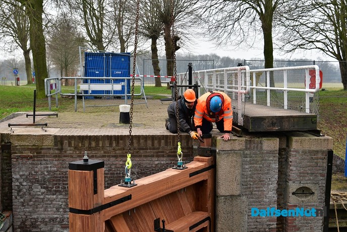 Nieuwe sluisdeuren Vilsteren geplaatst - Foto: Johan Bokma