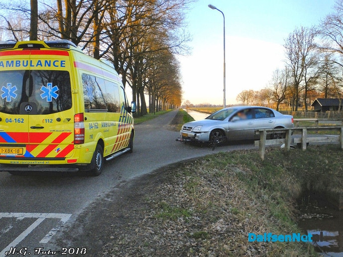 Fietser onder auto - Foto: H.G. Foto