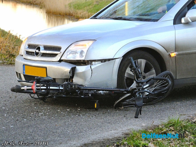 Fietser onder auto - Foto: H.G. Foto