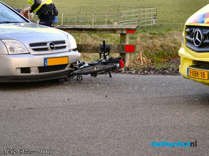 Fietser onder auto - Foto: H.G. Foto