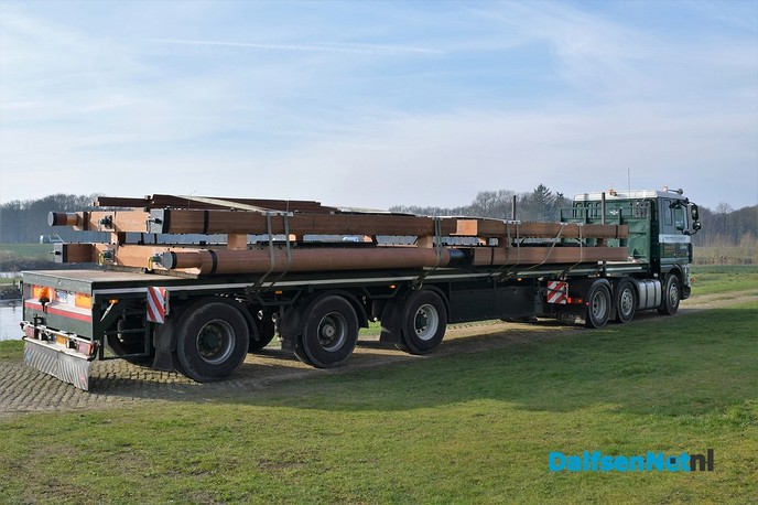 Nieuwe sluisdeuren voor Vilsteren aangekomen in Dalfsen - Foto: Johan Bokma