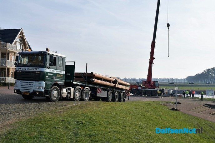 Nieuwe sluisdeuren voor Vilsteren aangekomen in Dalfsen - Foto: Johan Bokma